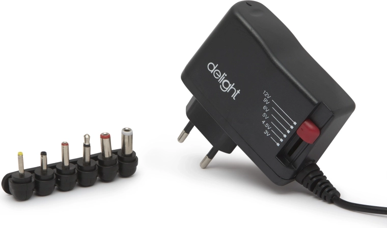 Adaptor de alimentare universal cu conectori interschimbabili