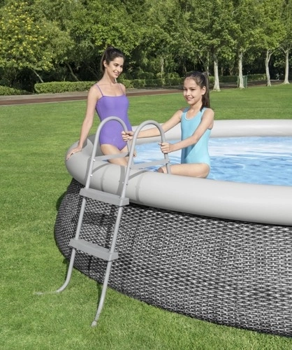 Acces sigur la intrarea și ieșirea din piscină