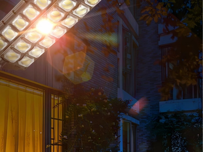 Lampă solară LED stradală cu telecomandă și senzor de mișcare