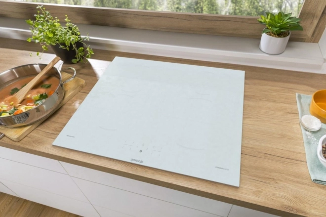 Plită inducție Gorenje cu zonă mare și control tactil