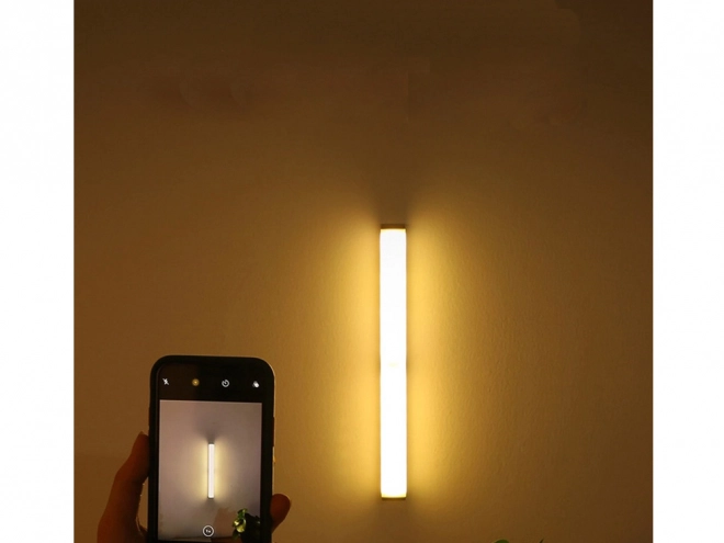 Lampa LED autocolantă cu senzor de mișcare pentru dulap