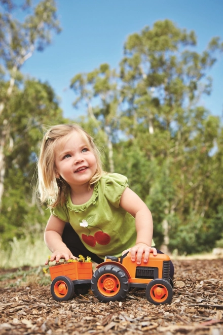 Tractor cu remorcă portocaliu de la Green Toys