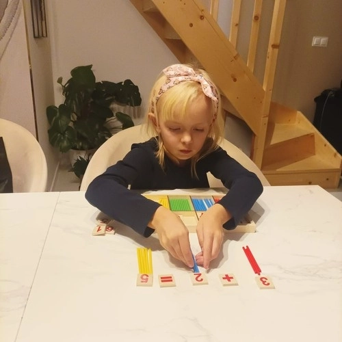 Pat sticks colorate pentru învățarea numărătorii pentru copii