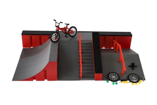 Skatepark cu rampă realistă, skateboard și bicicletă pentru degete