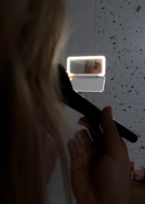 Lustru cosmetic portabil cu LED