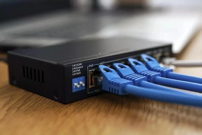 Switch PoE Gigabit cu 4 porturi Krios