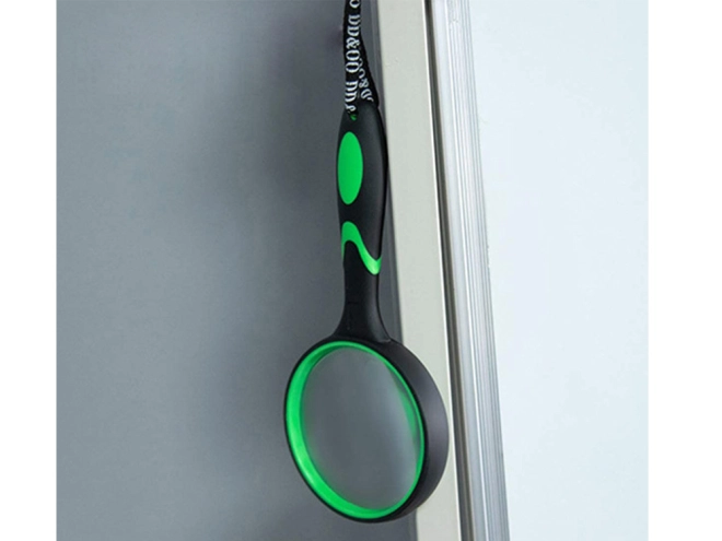 Mâner ergonomic și agățare practică