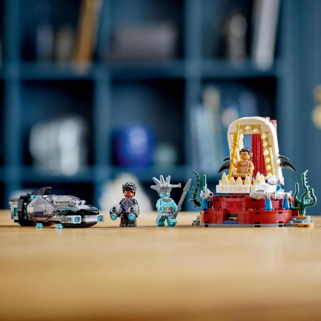 Trei minifigurine de eroi și antagoniști