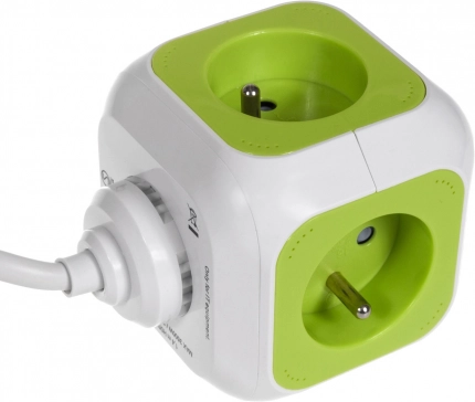 Patru prize cu împământare într-un cub compact