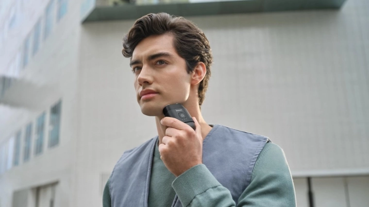 Capete 3D plutitoare care urmează contururile feței