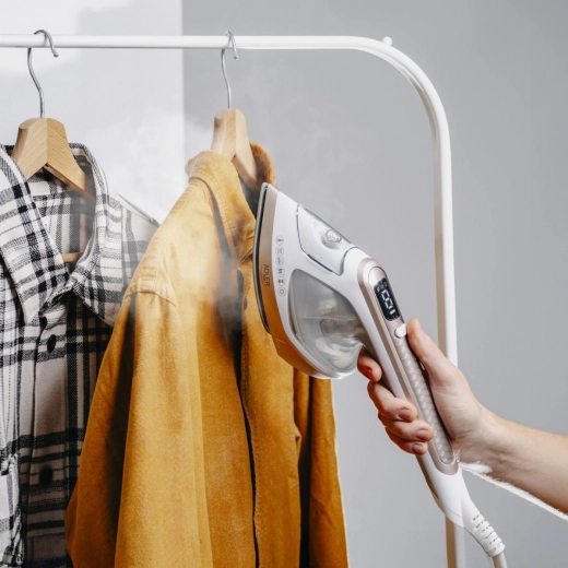 2 în 1: călcare pe masă și aburire verticală