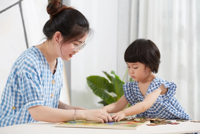 Susține motricitatea fină și logica