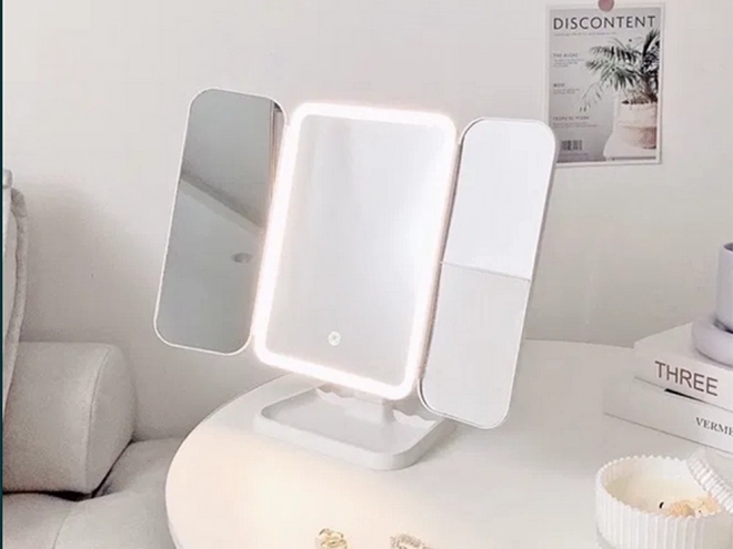 Lusteră cosmetică LED pliabilă cu mărire