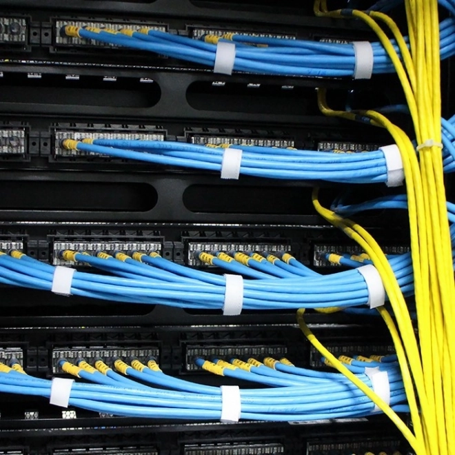 Organizator de cabluri pentru rack de 19″, 1U, 24 de poziții – QOLTEC