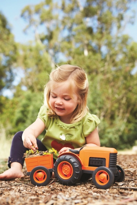 Tractor cu remorcă portocaliu de la Green Toys