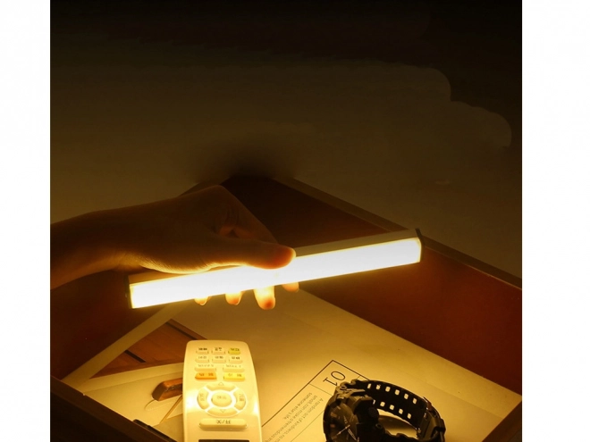 Lampa LED autocolantă cu senzor de mișcare pentru dulap