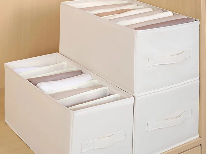 Organizator alb pentru îmbrăcăminte