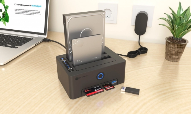 Cititor de carduri cu stație de andocare duală pentru SSD/HDD