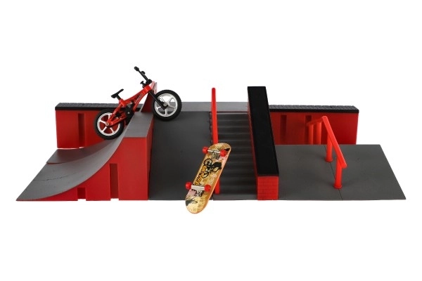 Skatepark cu rampă realistă, skateboard și bicicletă pentru degete