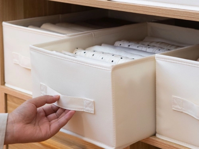 Organizator alb pentru îmbrăcăminte