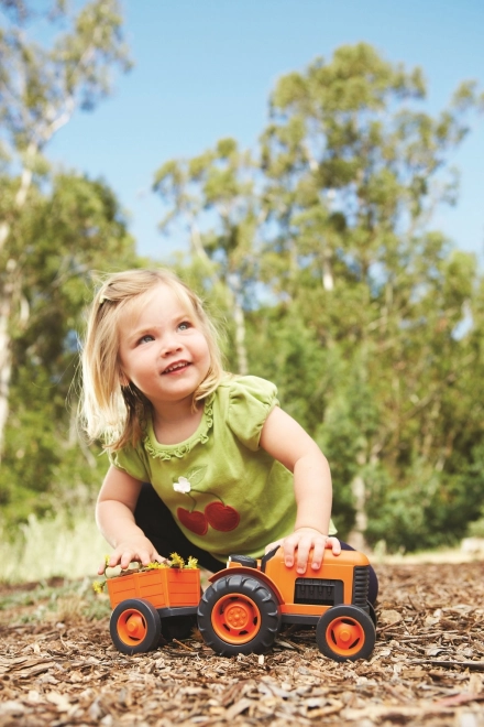 Tractor cu remorcă portocaliu de la Green Toys