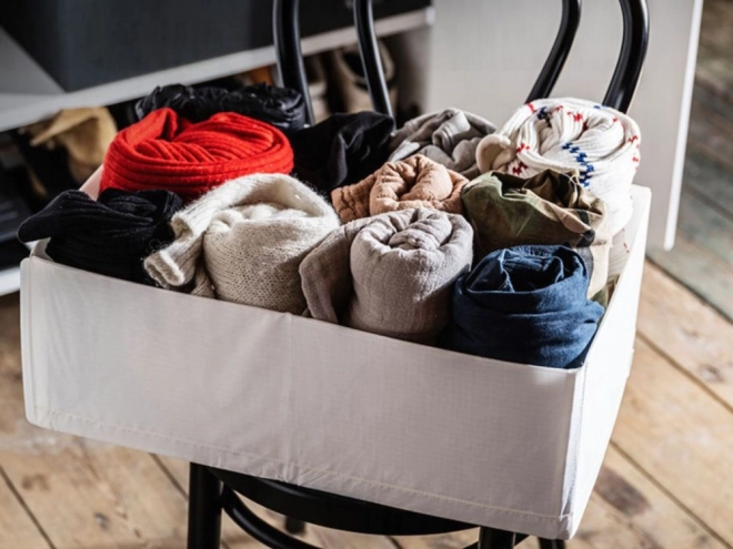 Organizator textil alb cu despărțitor pentru îmbrăcăminte