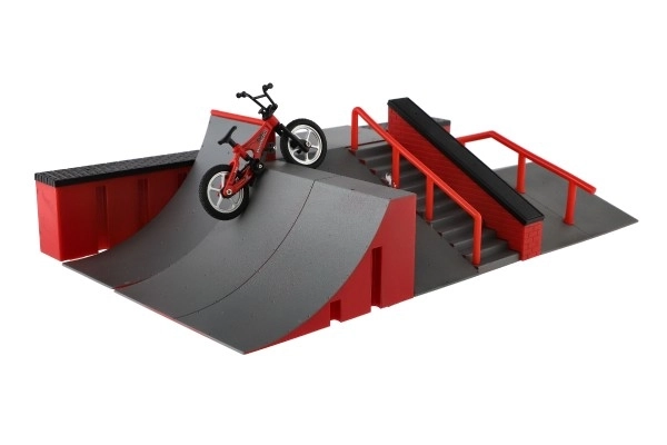 Skatepark cu rampă realistă, skateboard și bicicletă pentru degete
