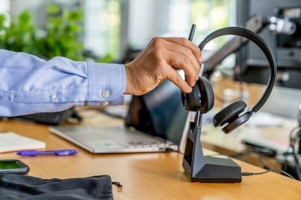 Set de căști wireless Poly Voyager 4320 USB-A cu adaptor BT700